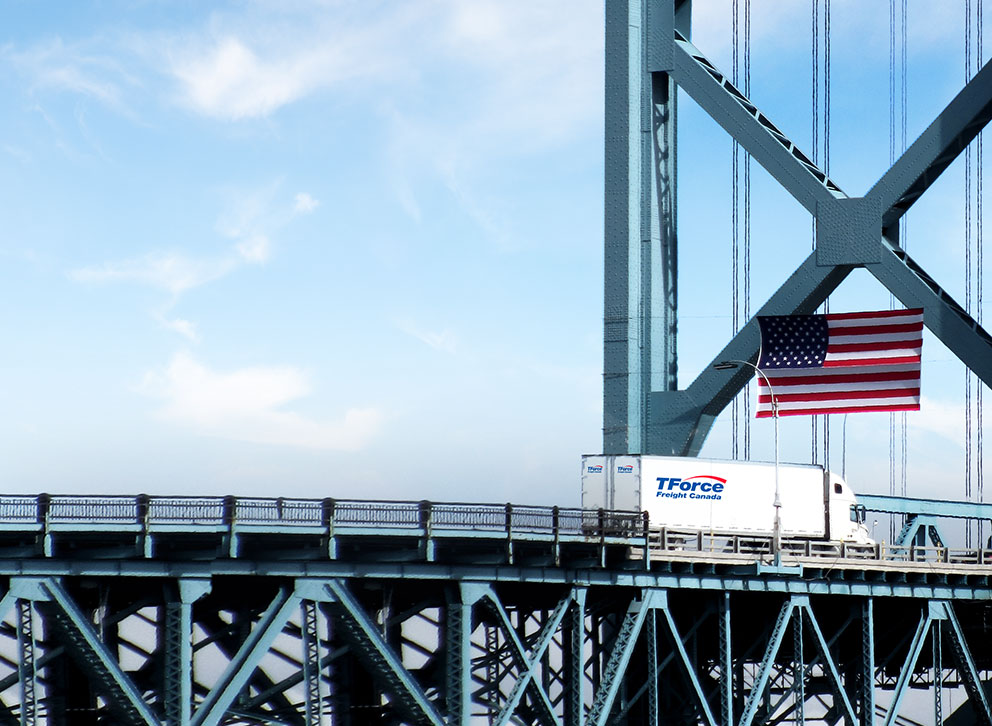 Semi-remorque TForce Freight Canada roulant vers les États-Unis à partir du Canada transportant un chargement partiel 